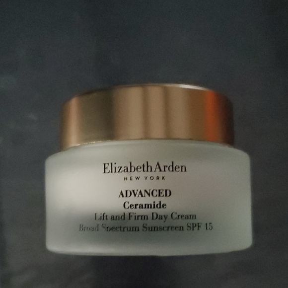 Elizabeth Arden Other - Elizabeth Arden Gold and White Moisturizer